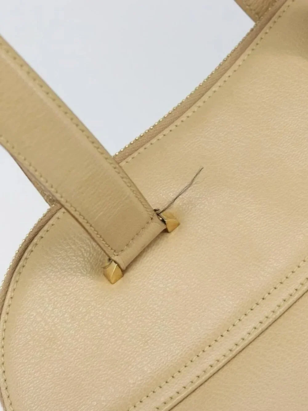 Salvatore Ferragamo Gancini Shoulder Bag Leather Beige Gold Auth 161430